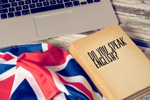 notebook, bandeira e livro de inglês para dividir os níveis de inglês