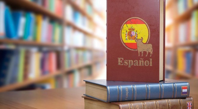 livros de gramática em espanhol em cima da mesa na biblioteca