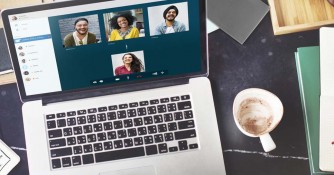 imagem de notebook em videoconferência empresarial