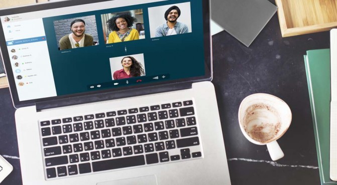 imagem de notebook em videoconferência empresarial